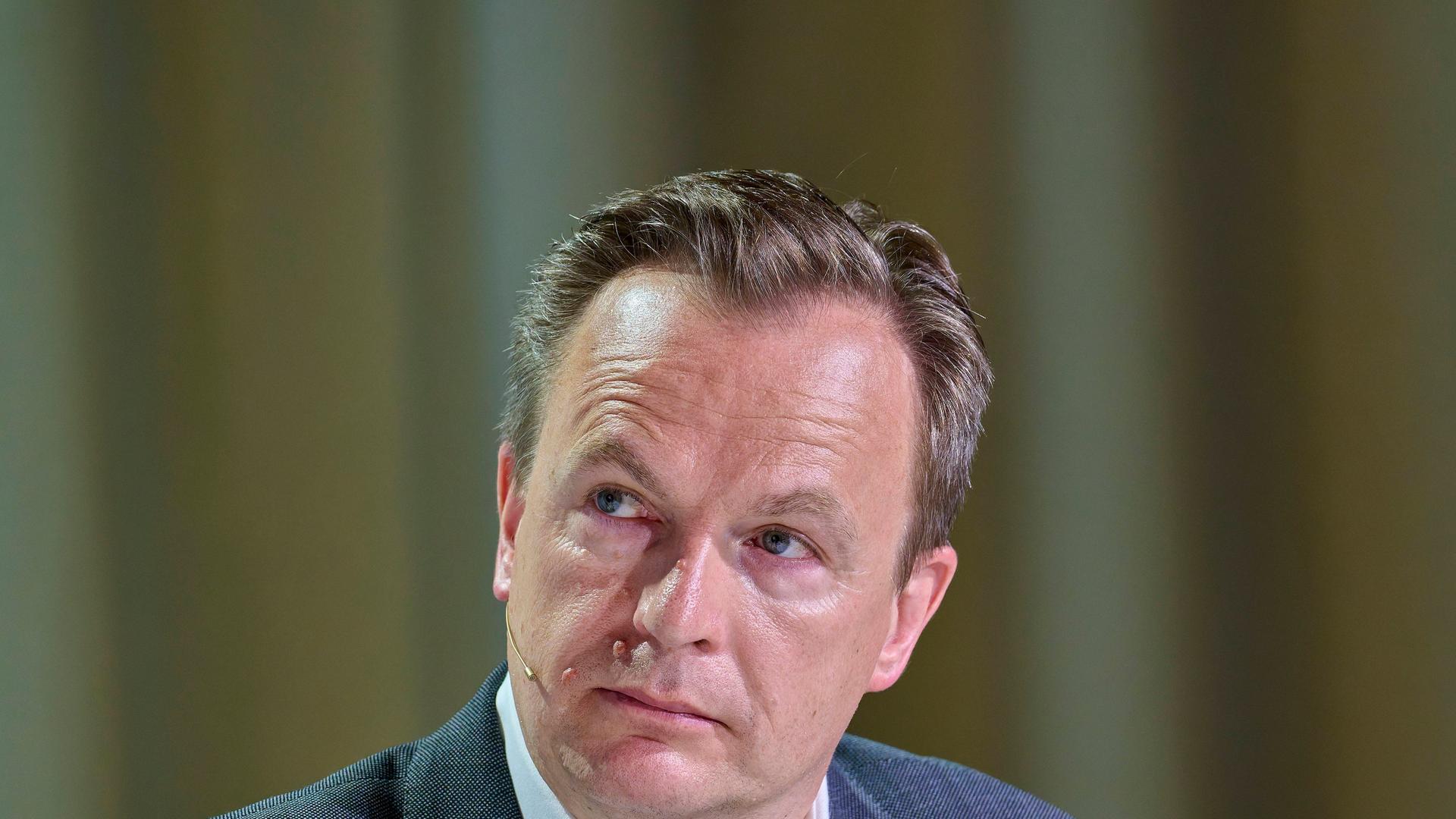 Jens Südekum schaut konzentriert auf dem BDEW Kongress 2025.