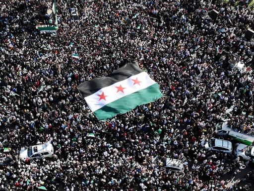 Menschen feiern das Ende das Assad-Regimes in Syrien Menschen feiern das Ende das Assad-Regimes in Syrien