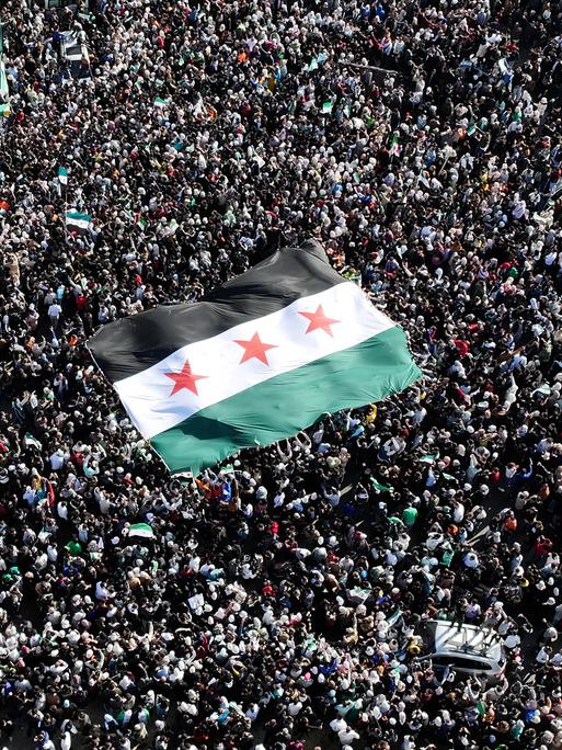 Menschen feiern das Ende das Assad-Regimes in Syrien Menschen feiern das Ende das Assad-Regimes in Syrien