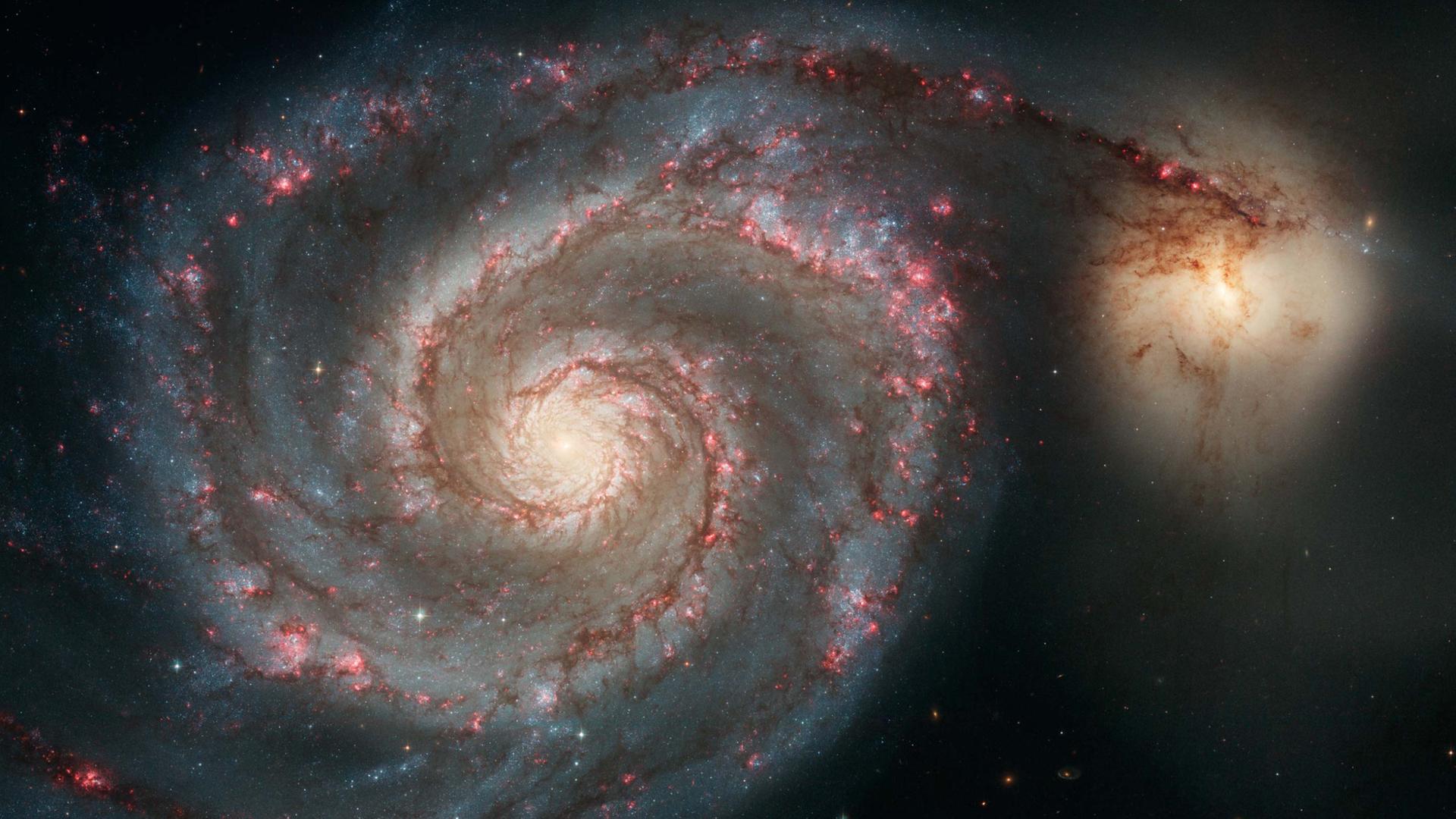 Blick mit dem Hubble-Teleskop auf die Galaxie M51 im Weltraum. 