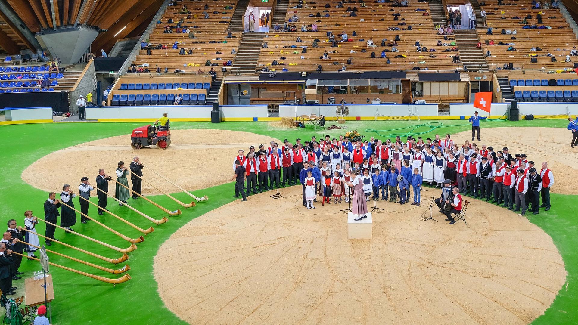 Eine Schweizer Jodelgruppe in einem Stadion