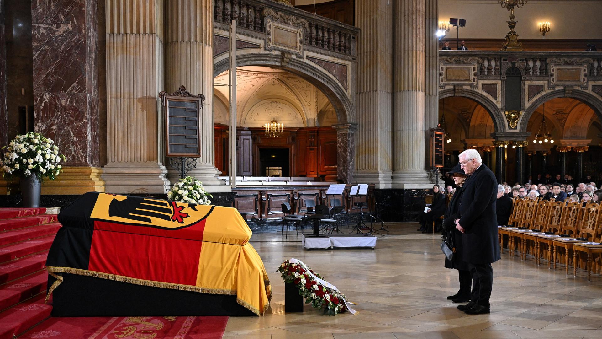 Bundespräsident Steinmeier und Eva-Luise Köhler stehen im Berliner Dom beim Trauergottesdienst und Staatsakt vor dem Sarg.