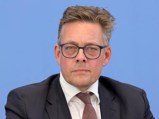Konstantin von Notz blickt ernst in die Kamera. Konstantin von Notz blickt ernst in die Kamera.