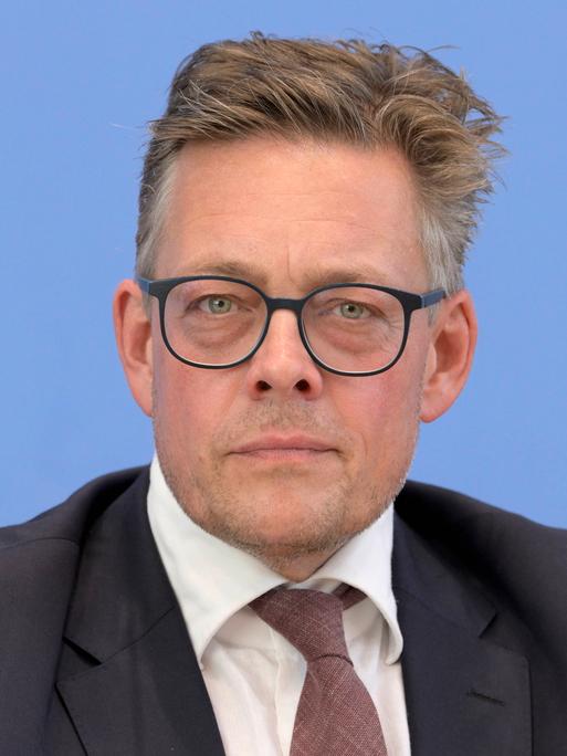 Konstantin von Notz blickt ernst in die Kamera. Konstantin von Notz blickt ernst in die Kamera.