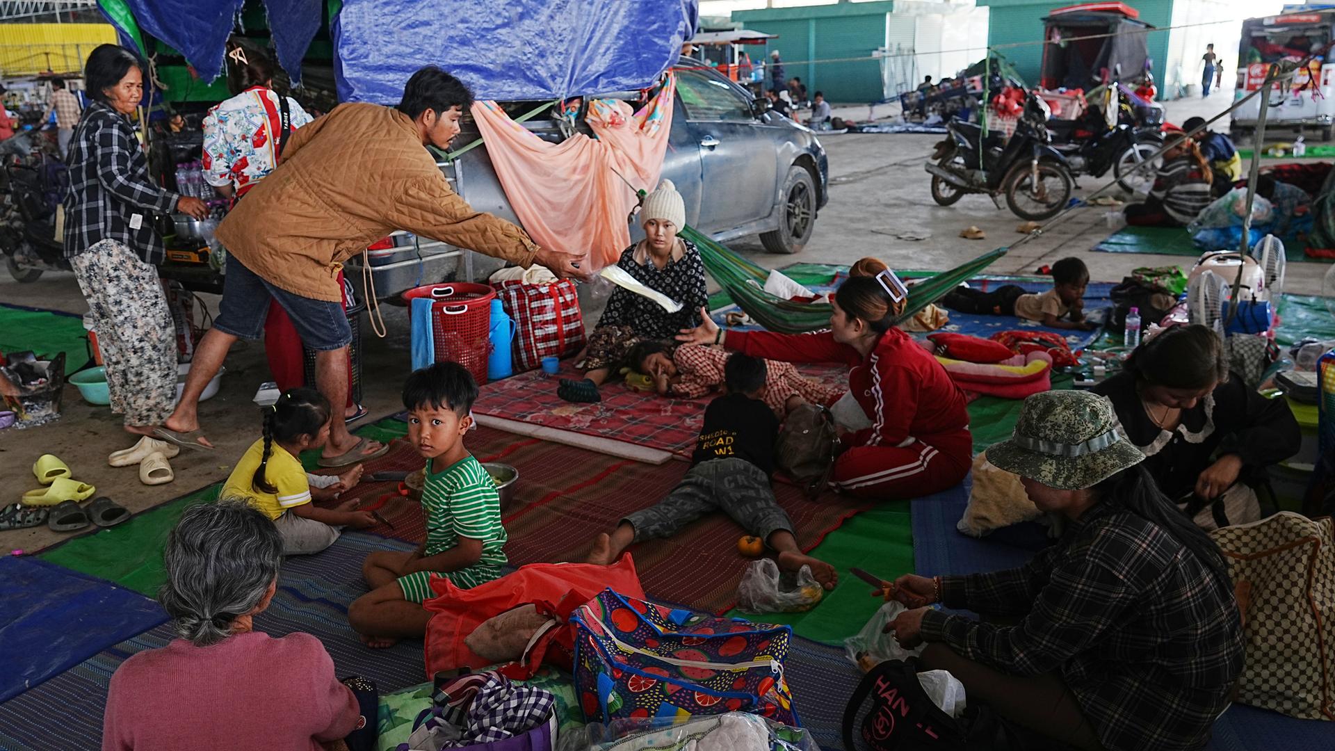 Einheimische campieren während ihrer Flucht auf dem Markt Prey Chamkar Ta Doak in der Provinz Banteay Meanchey nahe der Grenze zu Thailand.