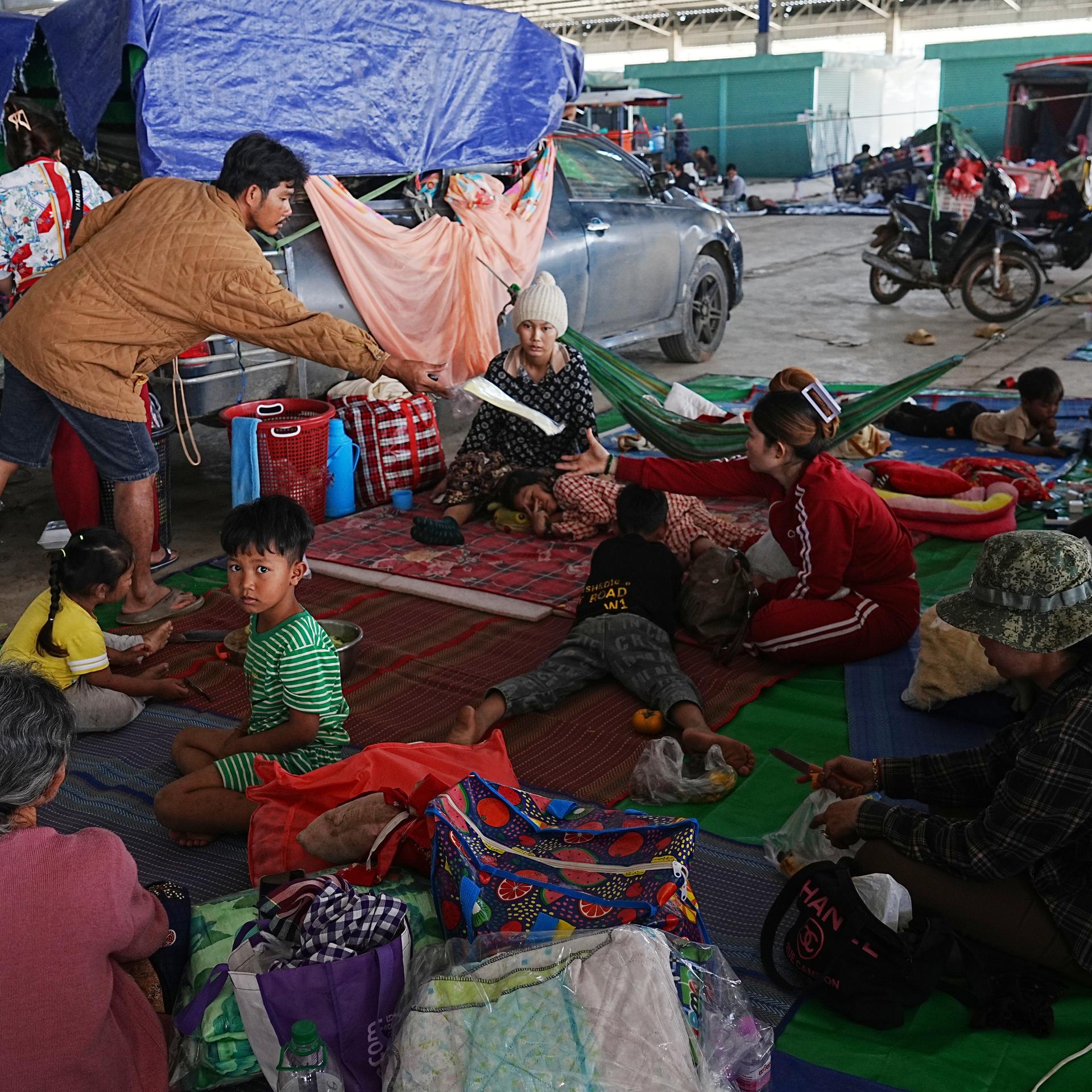 Einheimische campieren während ihrer Flucht auf dem Markt Prey Chamkar Ta Doak in der Provinz Banteay Meanchey nahe der Grenze zu Thailand.