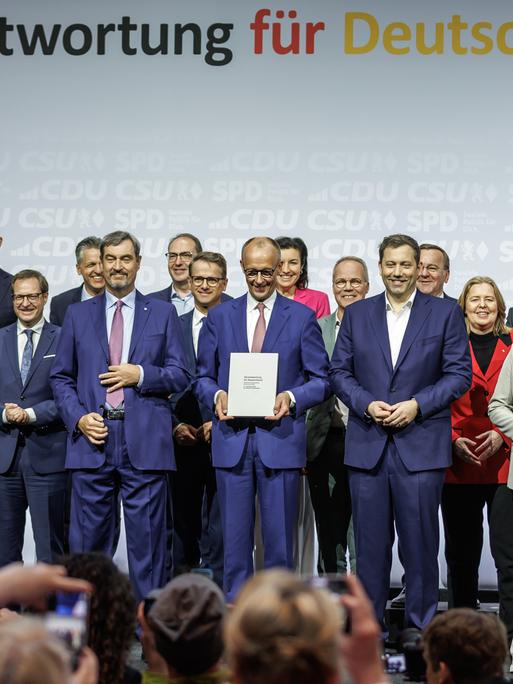 Politkerinnen und Politiker der neune Bundesregierung bei der Unterzeichnung des Koalitionsvertrages zwischen SPD, CDU und CSU am 05.05.2025 im EUREF-Campus in Berlin.
