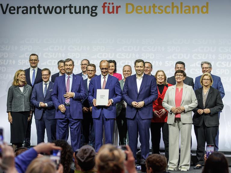 Politkerinnen und Politiker der neune Bundesregierung bei der Unterzeichnung des Koalitionsvertrages zwischen SPD, CDU und CSU am 05.05.2025 im EUREF-Campus in Berlin.