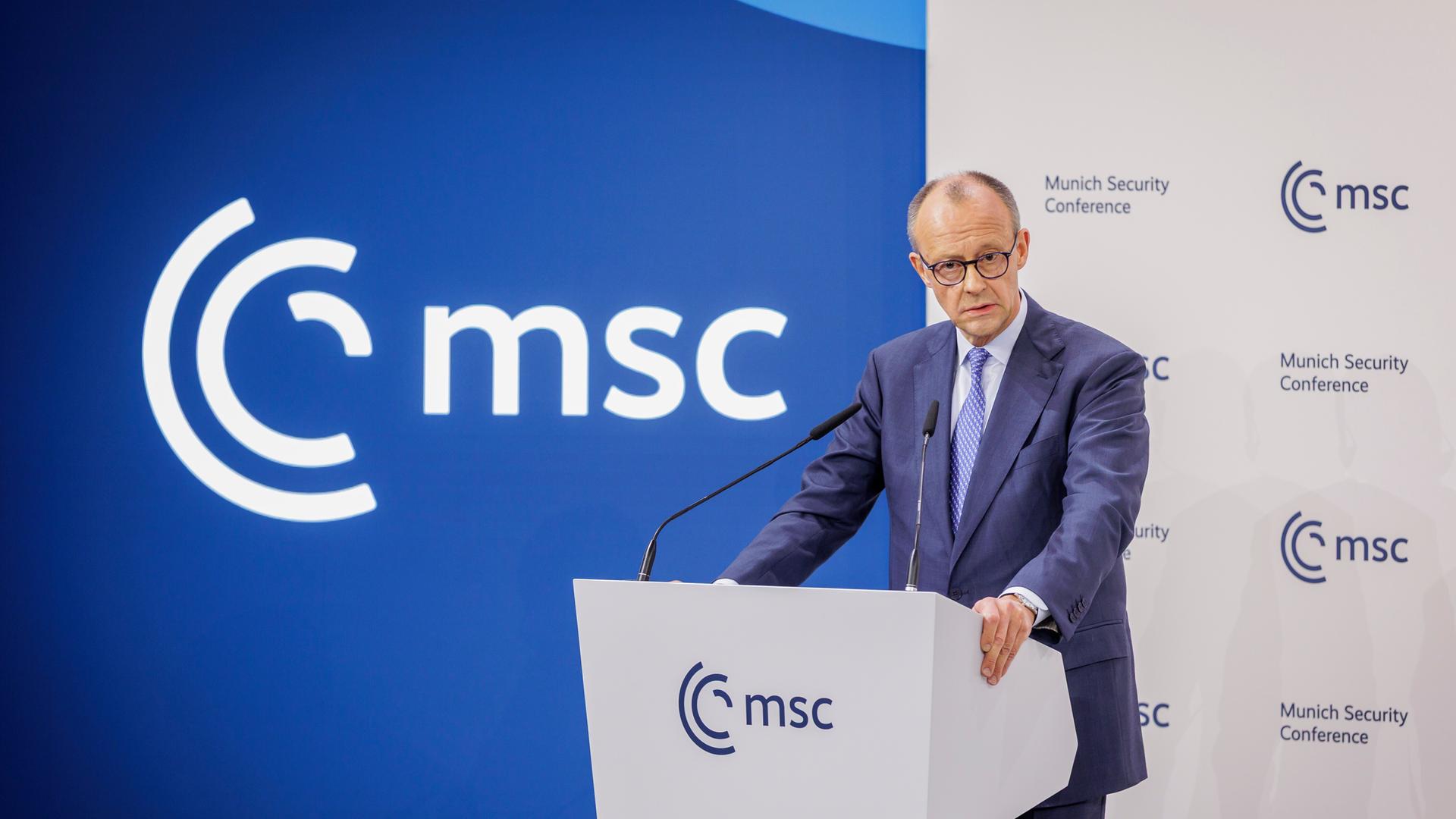 Bundeskanzler Merz steht an einem Rednerpult mit dem Logo der Münchner Sicherheitskonferenz.