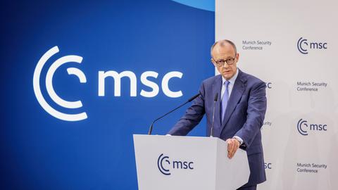 Bundeskanzler Merz steht an einem Rednerpult mit dem Logo der Münchner Sicherheitskonferenz.