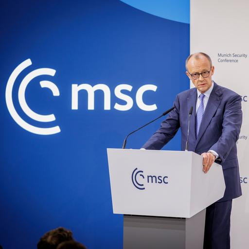 Bundeskanzler Merz steht an einem Rednerpult mit dem Logo der Münchner Sicherheitskonferenz.