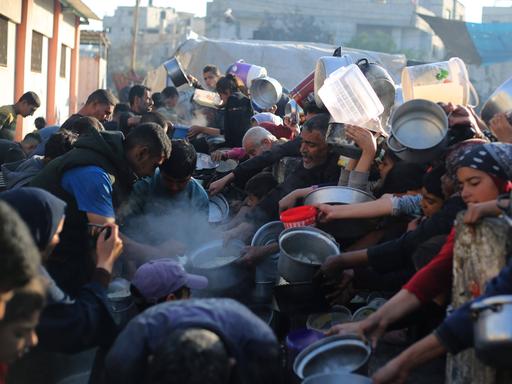Essensausgabe für aus dem Norden Gazas Geflüchtete in Rafah.