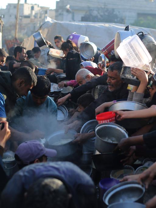 Essensausgabe für aus dem Norden Gazas Geflüchtete in Rafah.