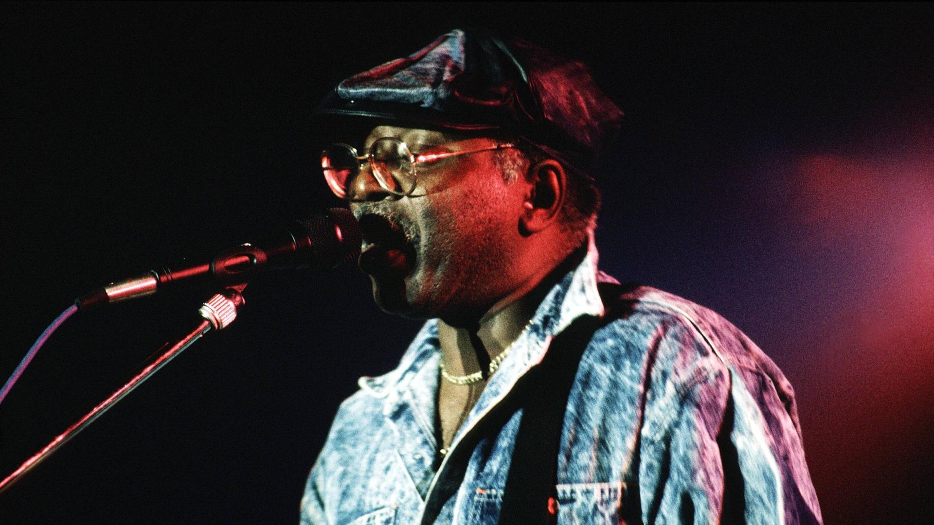 Curtis Mayfield 1987 am Mikrofon beim Konzert im Berliner Tempodrom