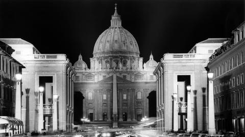 Der erleuchtete Petersdom in der Nacht des 10.10.1962 am Vorabend der Eröffnungsfeierlichkeiten des Zweiten Vatikanischen Konzils. 