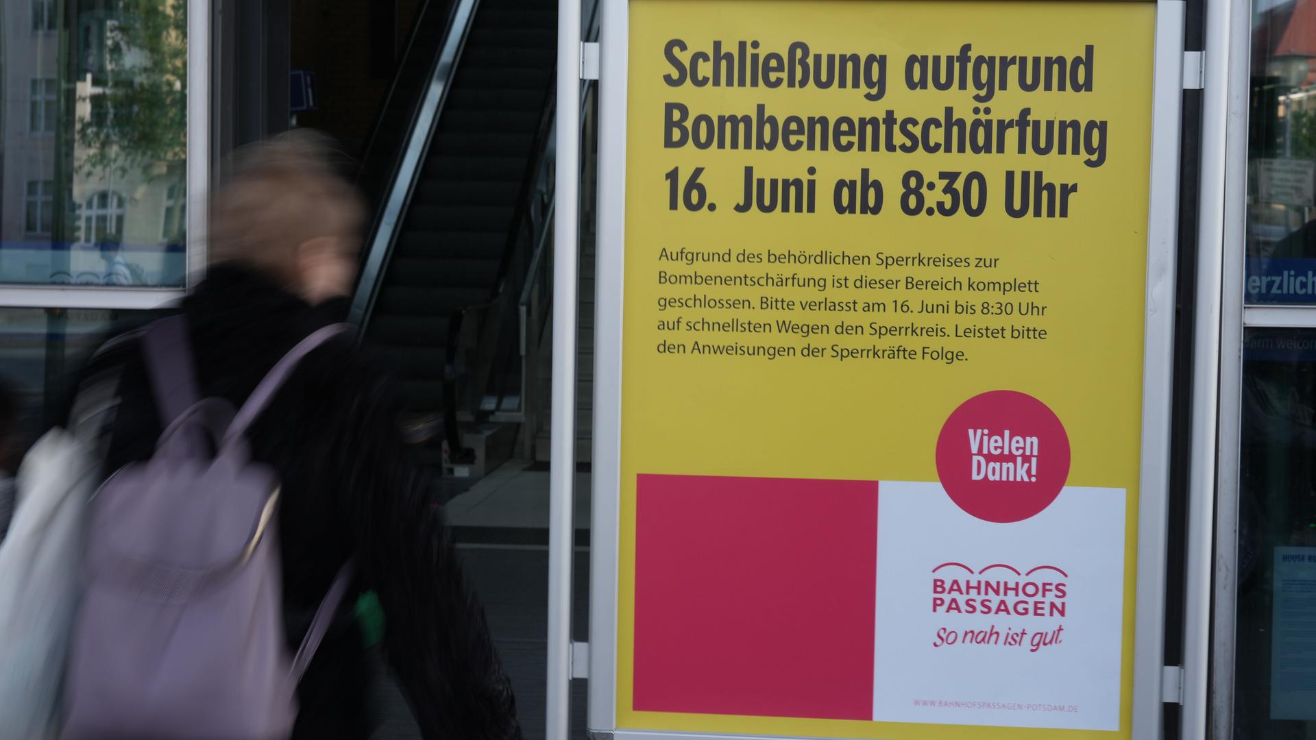 Brandenburg, Potsdam: Ein Schild weist am Hauptbahnhof auf die Schließung aufgrund einer Bombenentschärfung hin. 