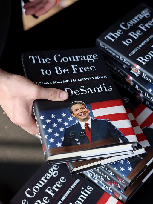 Bücher von Ron DeSantis "The Courage To Be Free" liegen auf einem Stapel, 2023.