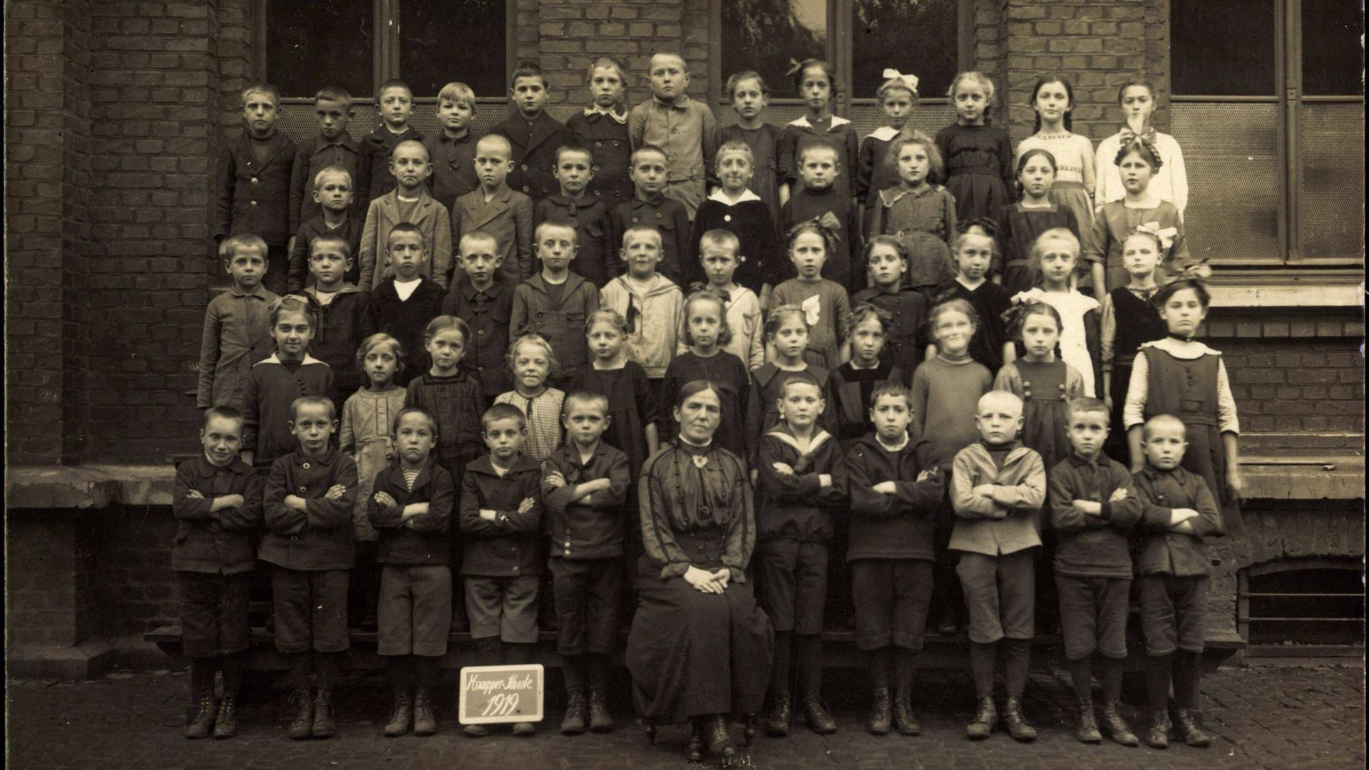 Historisches Foto einer gemischten Schulklasse aus dem Jahre 1919 mit Sepiafärbung. Historisches Foto einer gemischten Schulklasse aus dem Jahre 1919 mit Sepiafärbung.