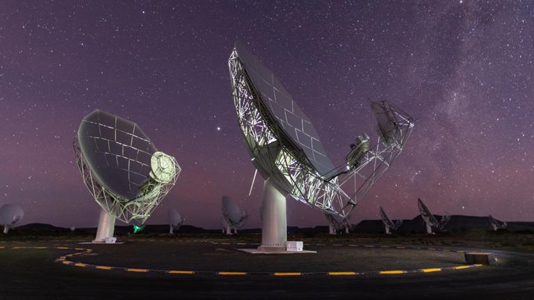 MeerKAT-Radioteleskop des Radioastronomie-Observatoriums in Karoo, Südafrika. Die von der Commonwealth Scientific and Industrial Research Organisation (CSIRO) zur Verfügung gestellte Aufnahme stammt vom 3. Mai 2022.