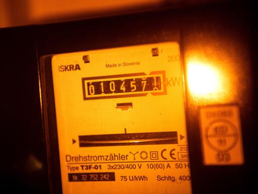 Ein Stromzähler zeigt in einem Mietshaus die verbrauchten Kilowattstunden an 