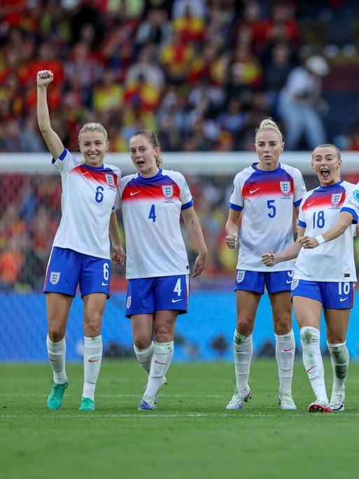 Englands Fußballerinnen in weißen Trikots und blauen Hosen feiern ihren EM-Finalsieg gegen Spanien.