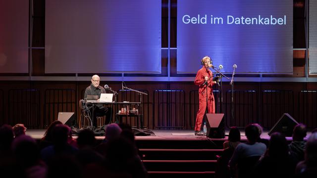 Ein Mann und eine Frau bei einer Performance auf einer Bühne im Deutschlandfunk Kammermusiksaal während des Kölner Kongresses 2025 in Köln