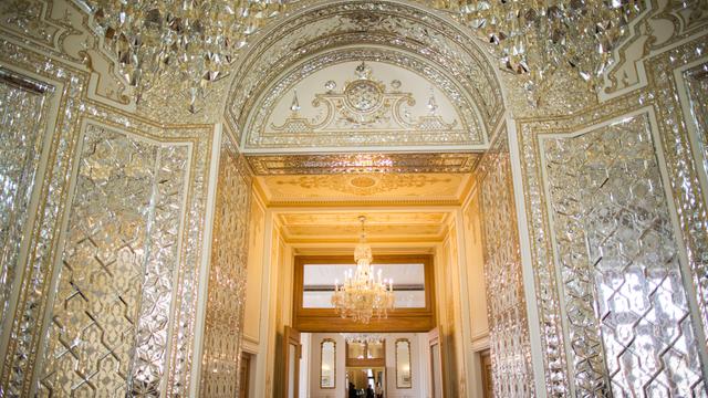 ARCHIV - 19.07.2015, Iran, Teheran: Prächtige Wandverkleidungen im Außenministerium in Teheran im Iran, aufgenommen am 20.07.2015.  ( Foto: Michael Kappeler/dpa +++ dpa-Bildfunk +++