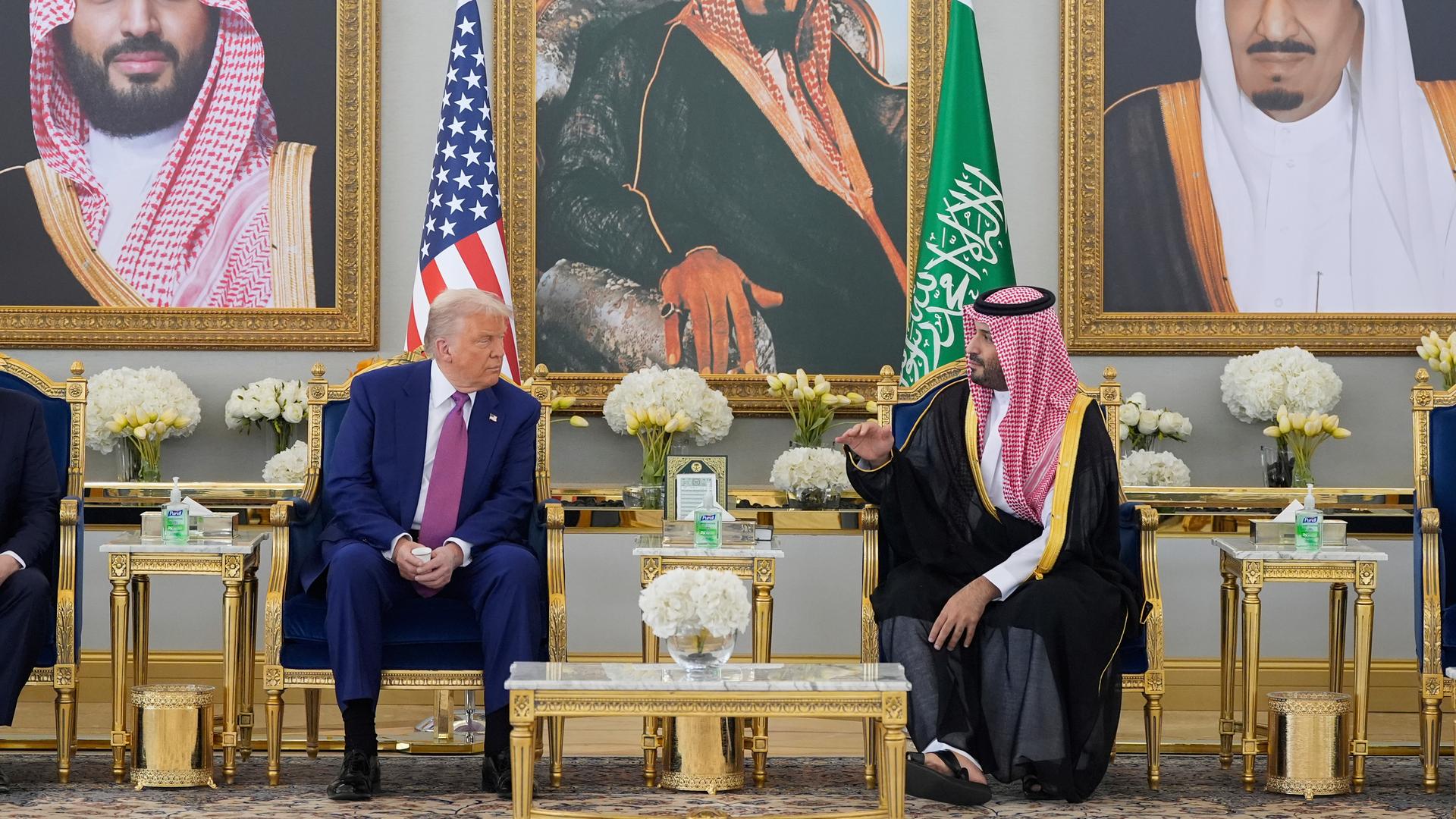 Präsident Donald Trump und der saudische Kronprinz Mohammed bin Salman (r) sprechen während einer Kaffeezeremonie im Royal Terminal des King Khalid International Airport in Riad.