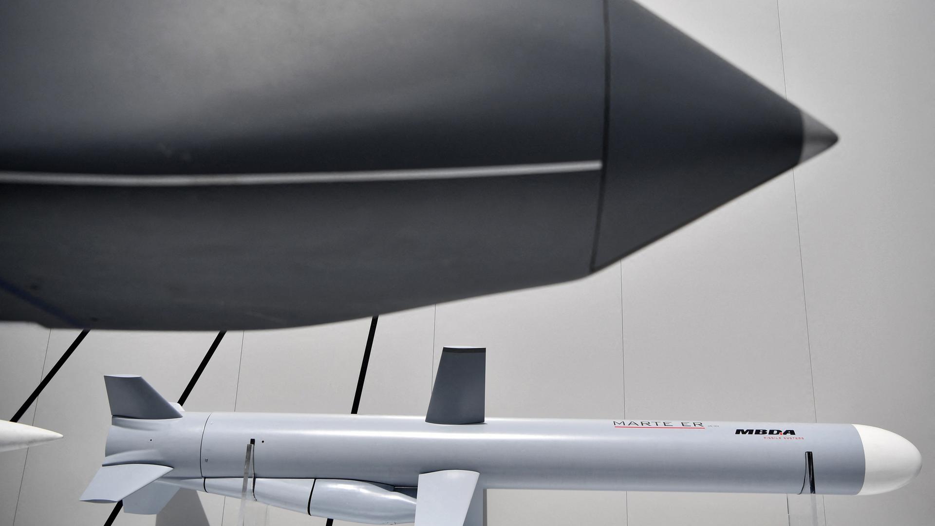 Der Kopf der Rakete Storm Shadow, darunter eine Missile, bzw. das Fernlenkgeschoss.