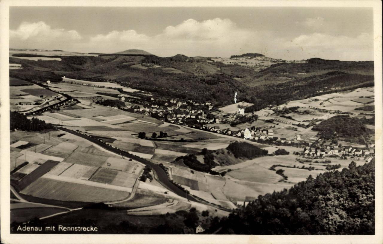 Blick auf Adenau mit einem Teil der Rennstrecke des Nürburgrings 1935.