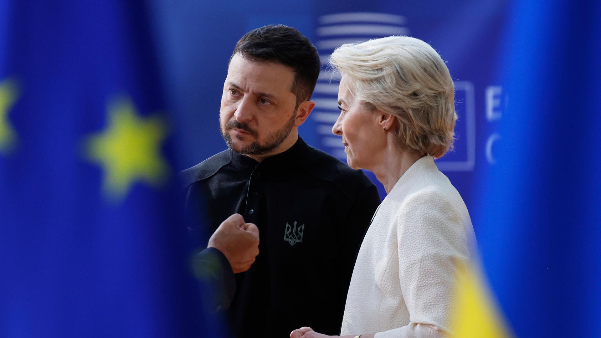 Der ukrainische Präsident Wolodymyr Selenskyj und EU-Kommissionspräsidentin Ursula von der Leyen beim EU-Gipfel am 6. März 2025 in Brüssel.  