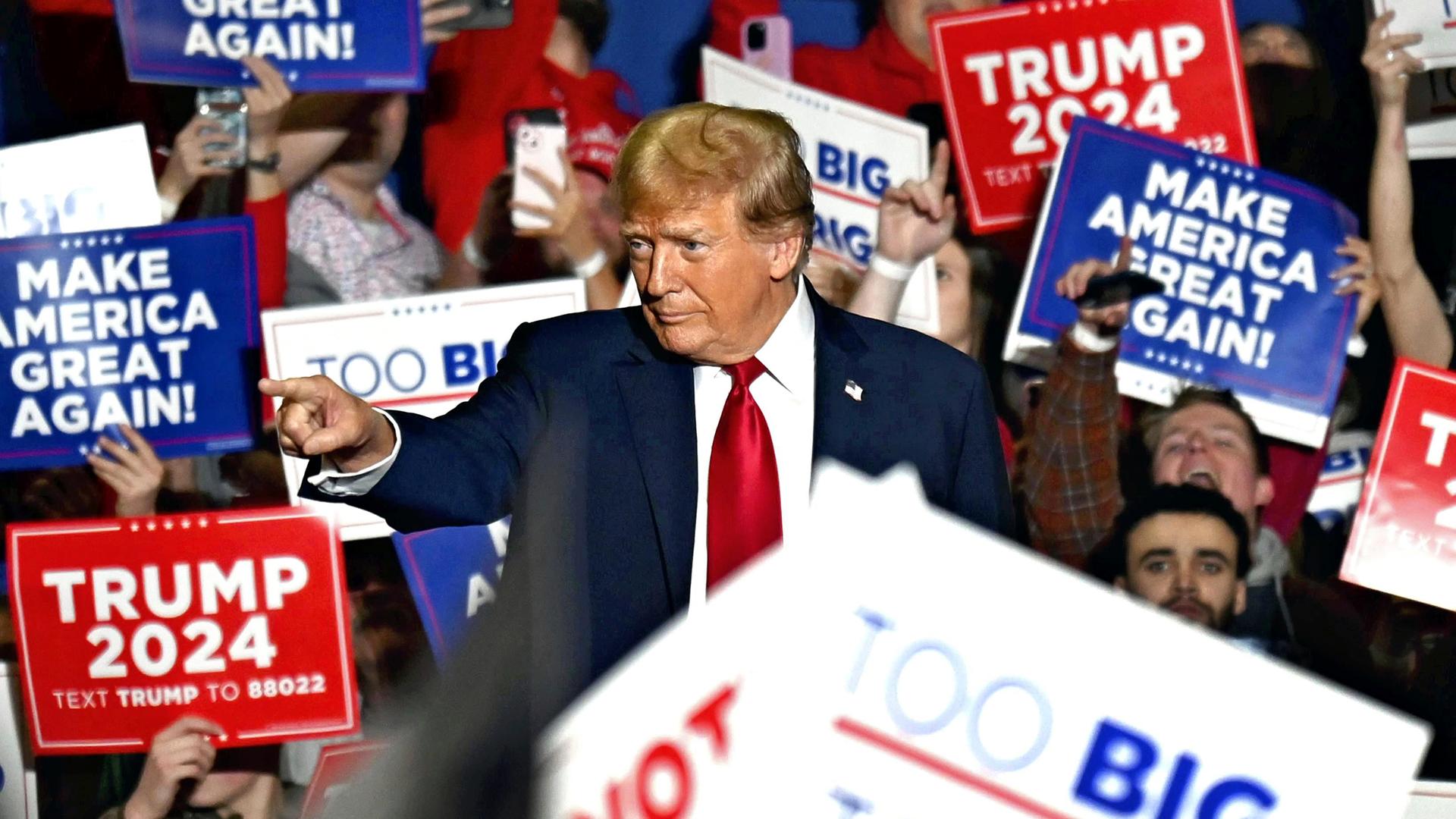 Menschen jubeln dem ehemaligen US-Präsidenten Donald Trump bei der Vorwahl in Greensboro im Bundesstaat North Carolina am 2. März 2024 zu. 