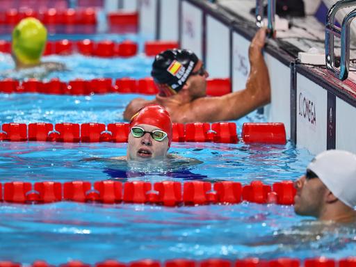 Josia Topf nach seinem Goldmedaillensieg in 50 Meter Rücken am Beckenrand.