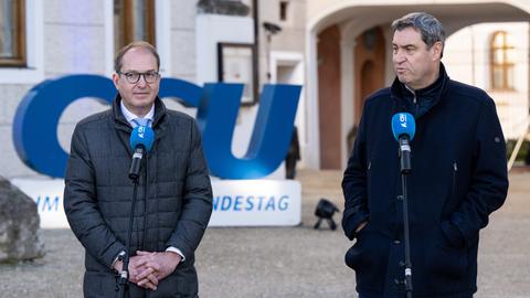 Markus Söder (r, CSU), Ministerpräsident von Bayern und CSU-Vorsitzender, und Alexander Dobrindt, CSU-Landesgruppenchef, geben beim Auftakt der Winterklausur der CSU im Bundestag im Kloster Seeon ein Pressestatement.