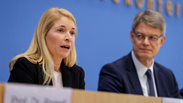 Das Bild zeigt die designierte Bahn-Chefin Evelyn Palla mit Bundesverkehrsminister Patrick Schnieder bei der Vorstellung der neuen Bahn-Strategie in Berlin.