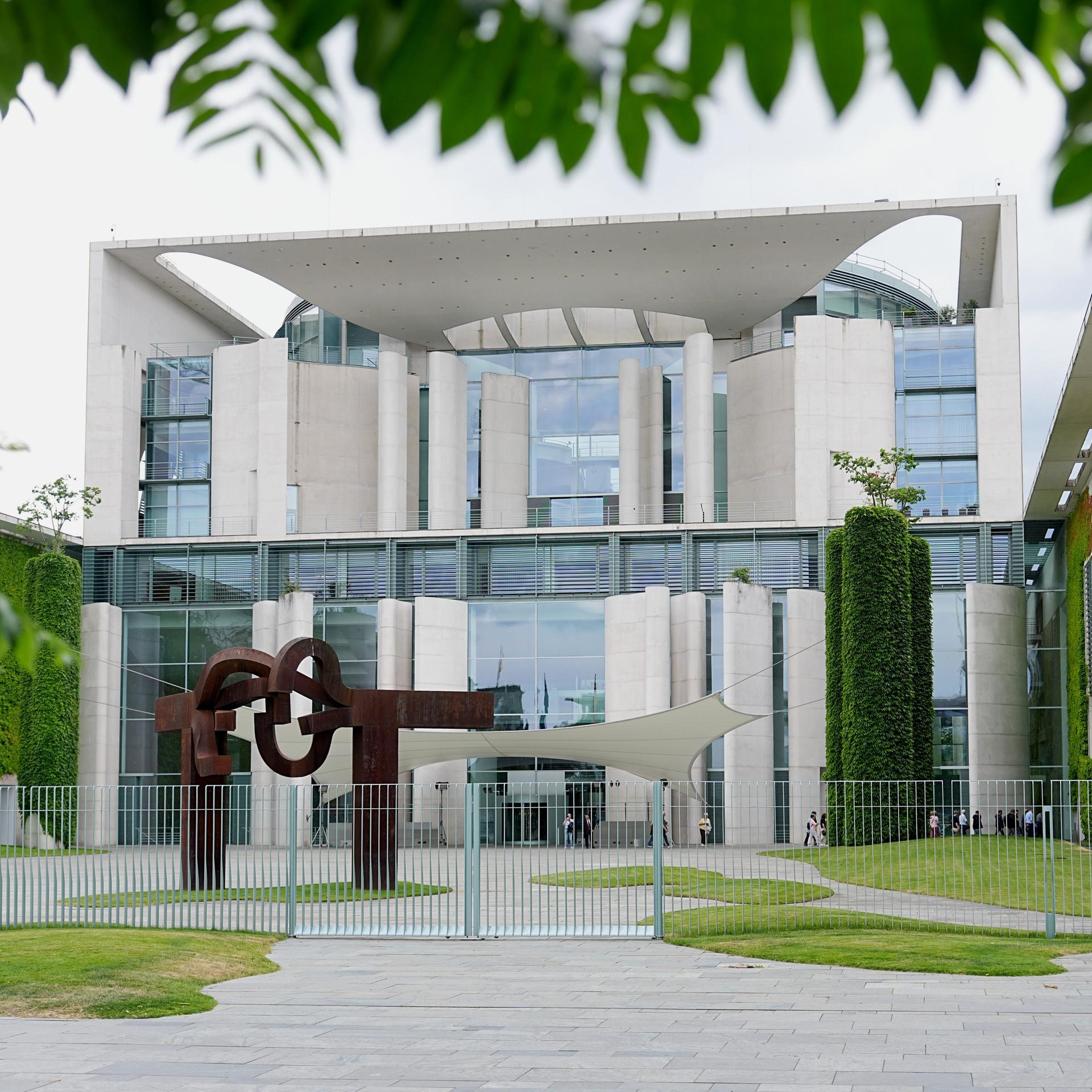  Blätter rahmen das Kanzleramt in Berlin ein. 