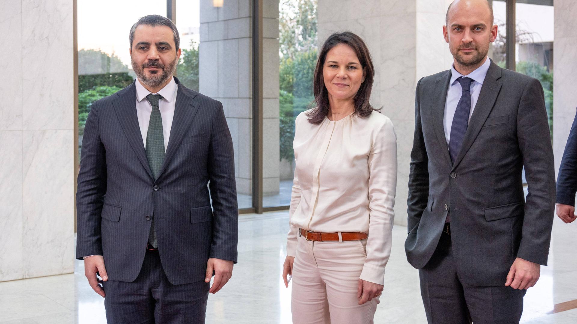 Syriens Außenminister Asaad Al Shaybani, Bundesaußenministerin Annalena Baerbock (Grüne) und Frankreichs Außenminister Jean Noel Barrot im Präsidentenpalast