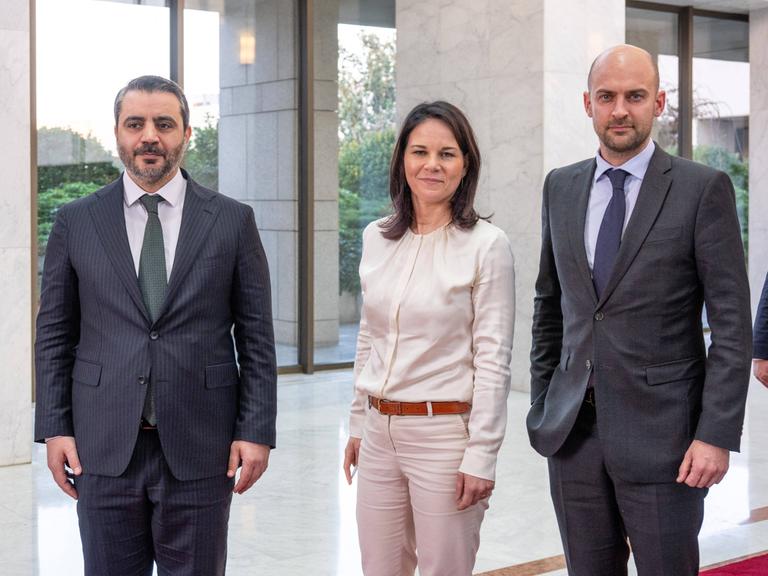 Syriens Außenminister Asaad Al Shaybani, Bundesaußenministerin Annalena Baerbock (Grüne) und Frankreichs Außenminister Jean Noel Barrot im Präsidentenpalast