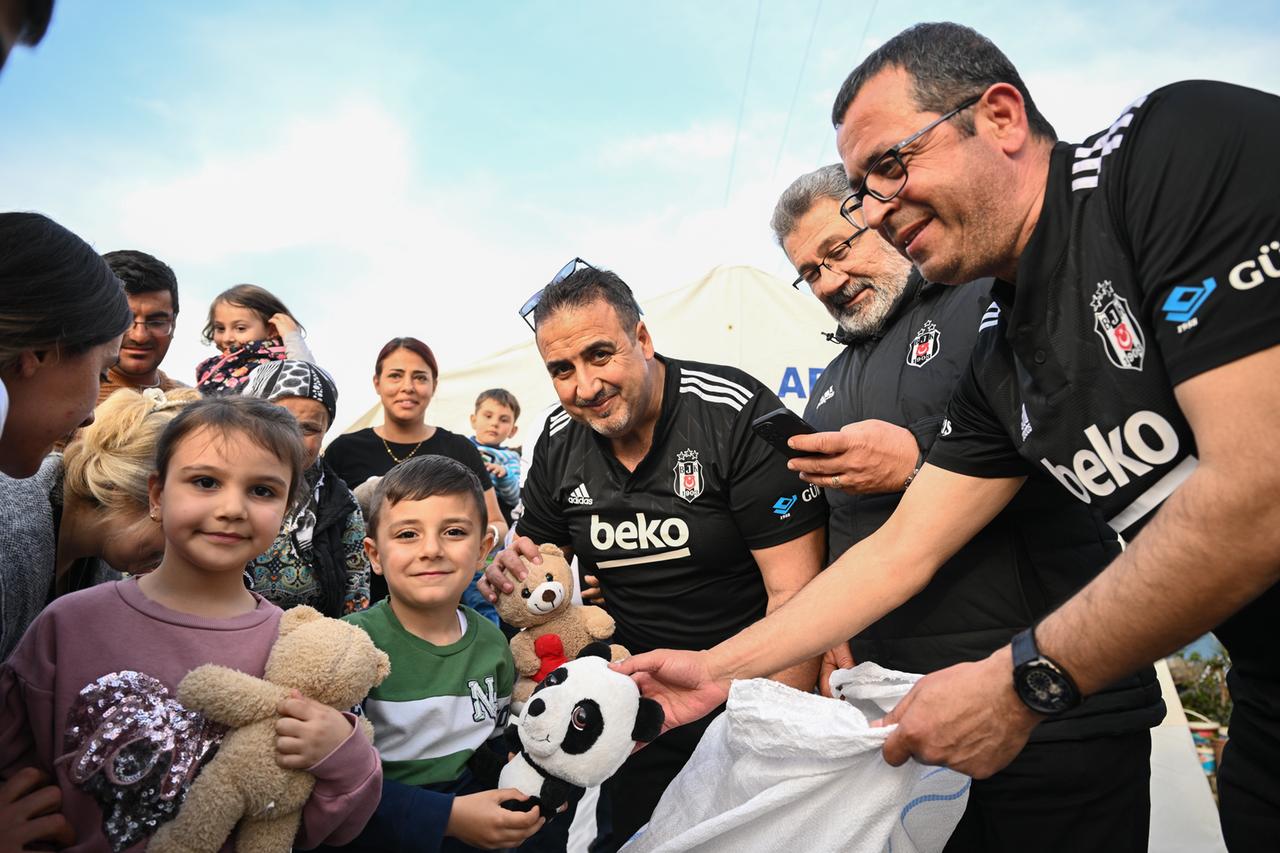 Besiktas-Fans überreichen Stofftiere an Kinder im türkischen Erdbebengebiet