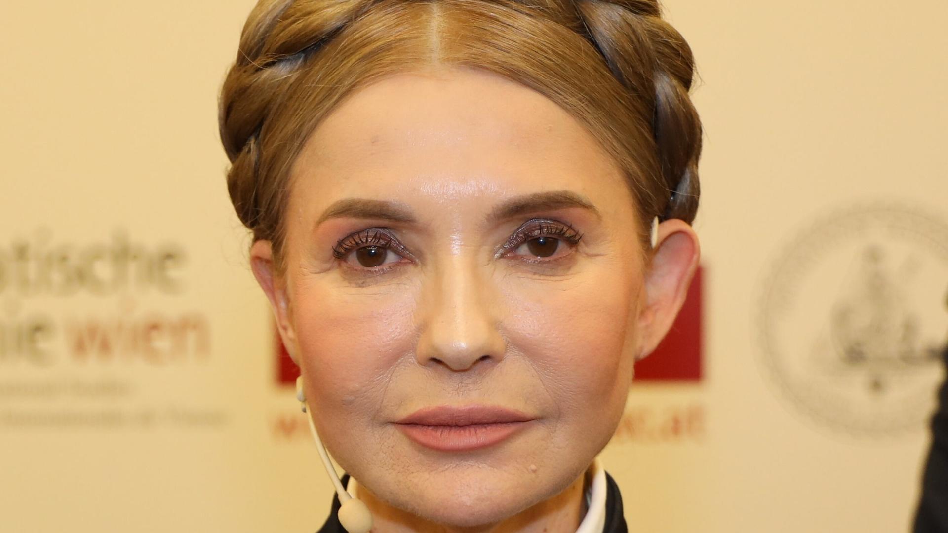 Julia Timoschenko steht in der Diplomatischen Akademie in Wien. Sie schaut in Richtung der Kamera.