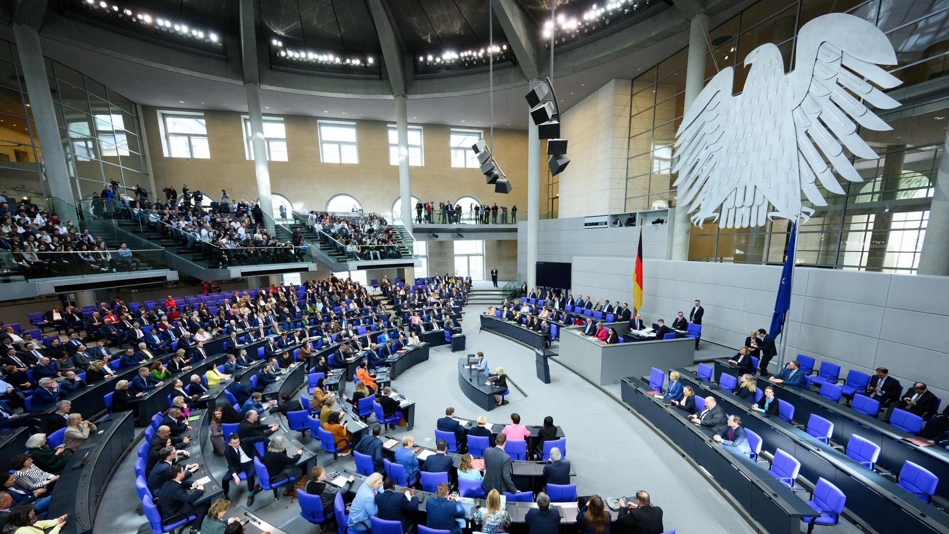 Blick vom Besucherrang auf das vollbesetzte Plenum und die Bänke des Bundestagspräsidiums.