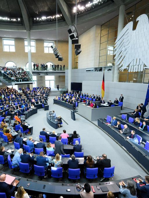 Sondersitzung zum Finanzpaket im Bundestag. Der Saal ist gut gefüllt. 