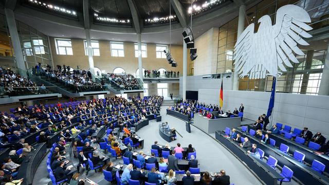 Blick ins Plenum des Bundestags während der Sondersitzung zum geplanten Schuldenpaket