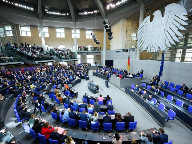 Sondersitzung zum Finanzpaket im Bundestag. Der Saal ist gut gefüllt. 