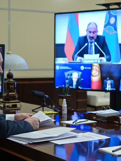 Wladimir Putin sitzt vor einer Videokonferenz mit den Machthabern der anderen OVKS-Staaten.