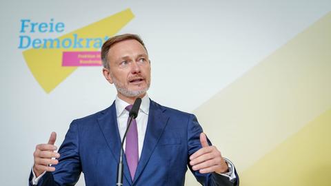 Berlin: Christian Lindner (FDP), Bundesminister der Finanzen und FDP-Parteivorsitzender, gibt eine Pressekonferenz und gestikuliert. 