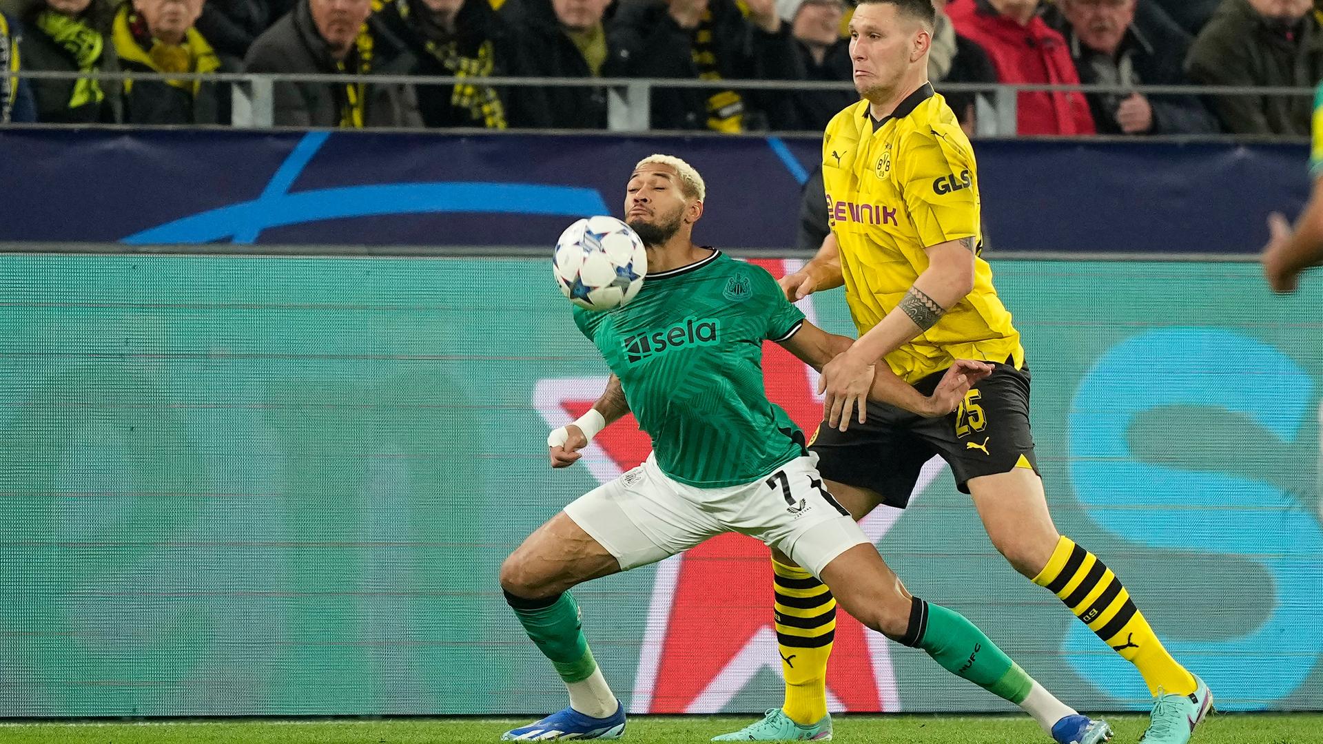 Beide Spieler bemühen sich, an den Ball zu gelangen