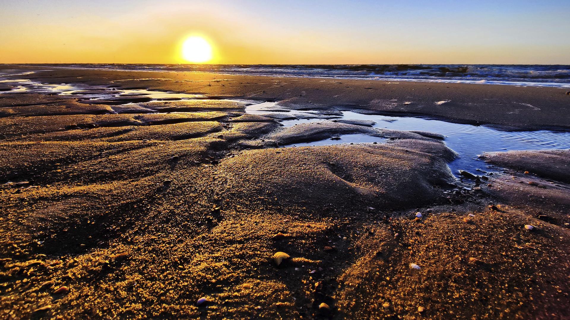 Stimmungsvoller Sonnenaufgang über der Wattlandschaft mit der Nordsee, Wyk auf Föhr, Schleswig-Holstein Stimmungsvoller Sonnenaufgang über der Wattlandschaft mit der Nordsee, Wyk auf Föhr, Schleswig-Holstein