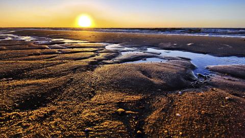 Stimmungsvoller Sonnenaufgang über der Wattlandschaft mit der Nordsee, Wyk auf Föhr, Schleswig-Holstein