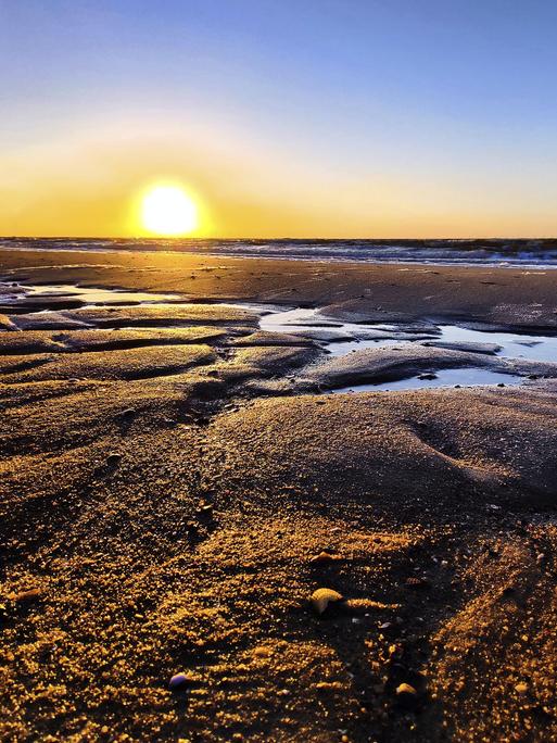 Stimmungsvoller Sonnenaufgang über der Wattlandschaft mit der Nordsee, Wyk auf Föhr, Schleswig-Holstein